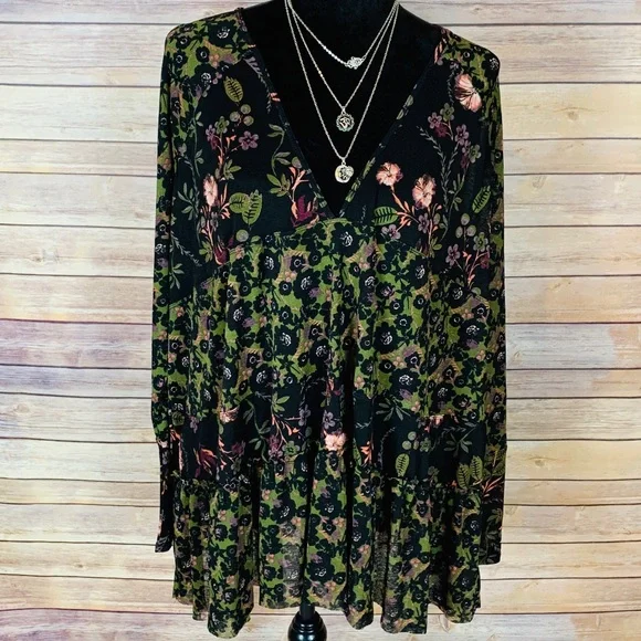 Free People Floral V-Neck Tunic in Black and Pink - Picture 5 of 8